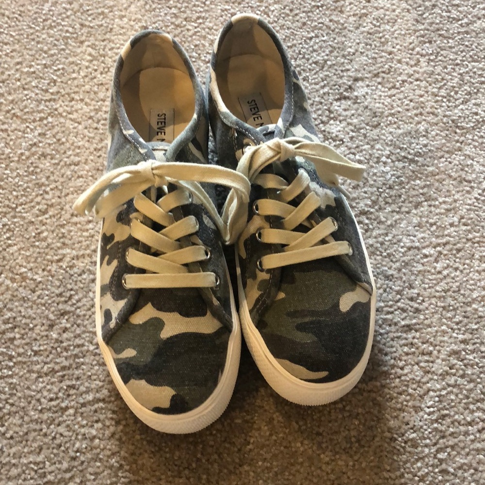 Camo platform tennis shoes